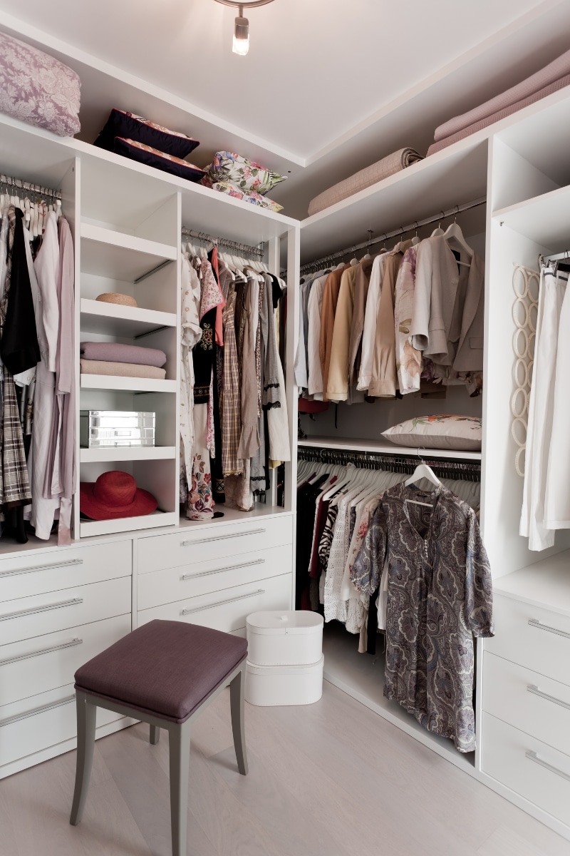 Un dressing dans une chambre