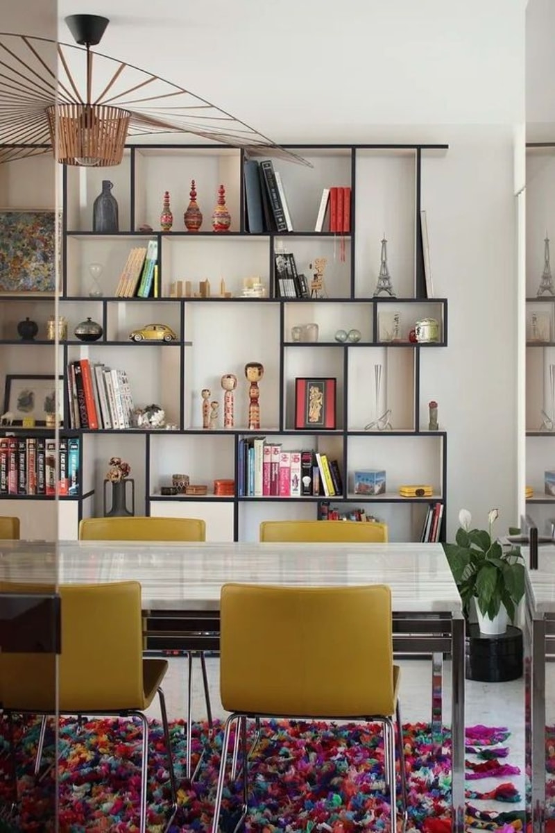 Une bibliothèque dans une salle à manger