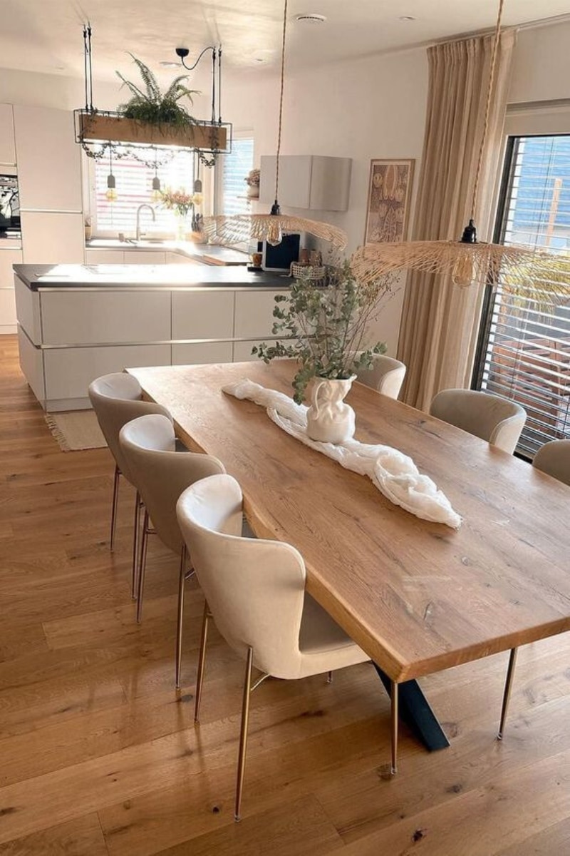 Une table en bois pour la salle à manger