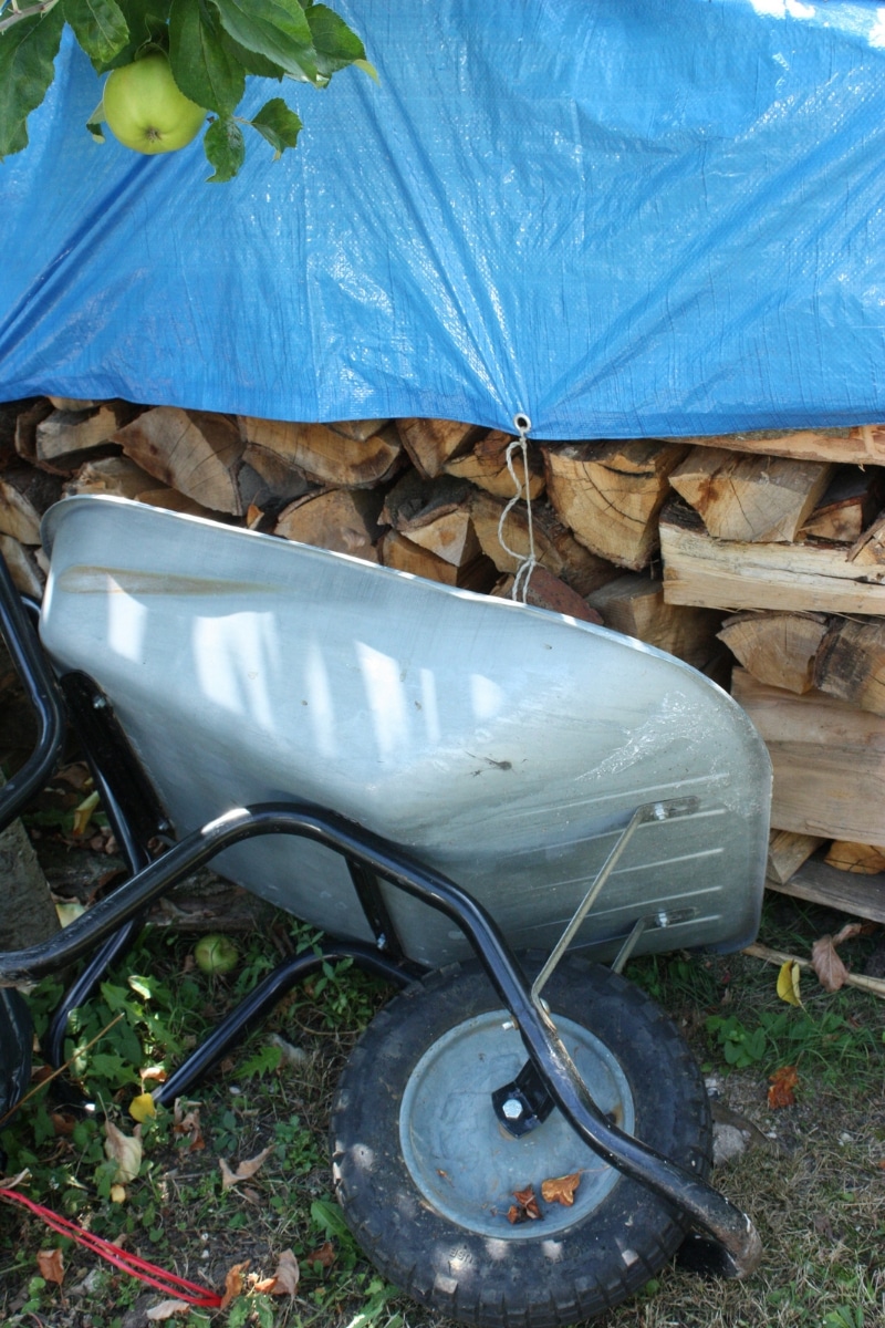 Bois de chauffage couvert par une bâche 