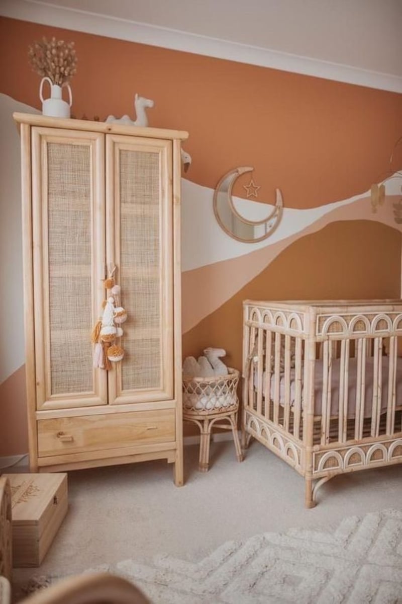 Chambre bébé avec des meubles en bois