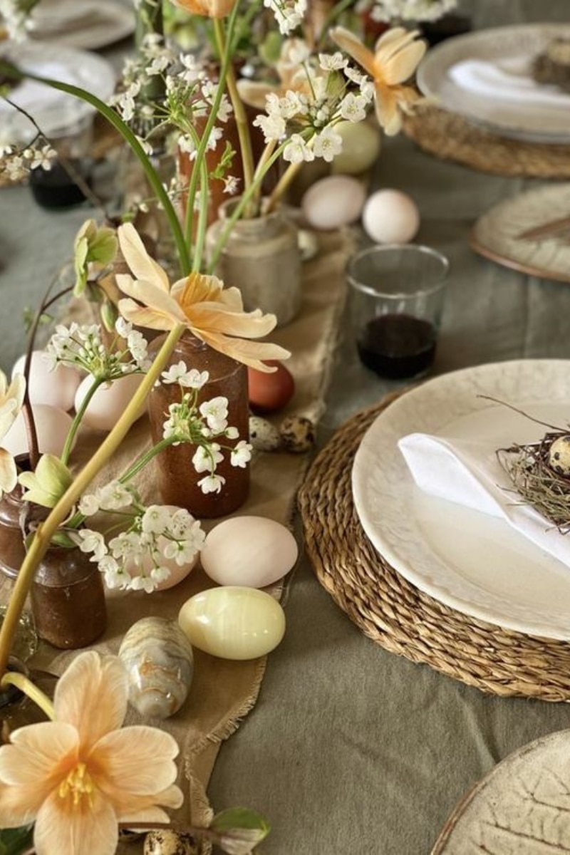 Des œufs sur la table de Pâques