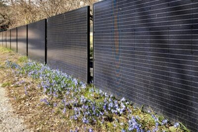Installation d'une clôture énergétique en panneaux solaires
