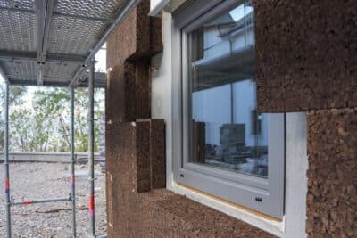 Isolation de la façade extérieure avec des plaques en liège expansé REV