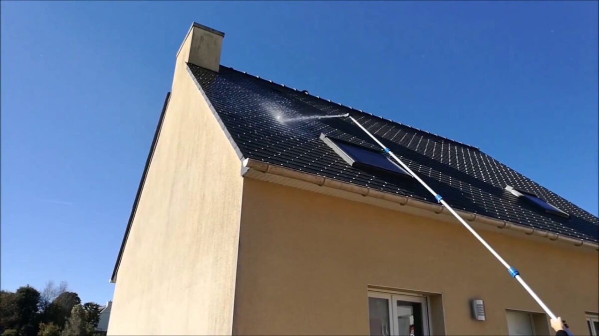 Comment nettoyer sa toiture sans monter sur le toit ? Notre astuce imparable ! Ctendance