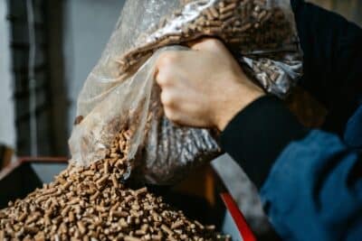 Tamiser les pellets pour enlever l'excèdent de poussière