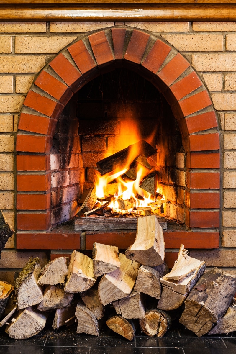 Une cheminée et du bois de chauffage