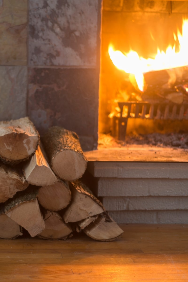 Bois de chauffage devant une cheminée