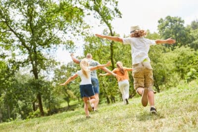 Comment bien aménager une aire de jeux pour les enfants dans son jardin ?