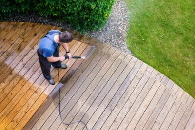 Des produits naturels pour nettoyer votre terrasse en bois