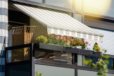 Faire de l'ombre sur votre balcon 4 solutions efficaces à installer pour se protéger du soleil