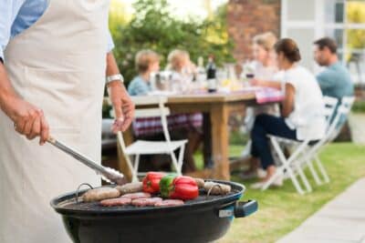 Faire un barbecue au jardinb