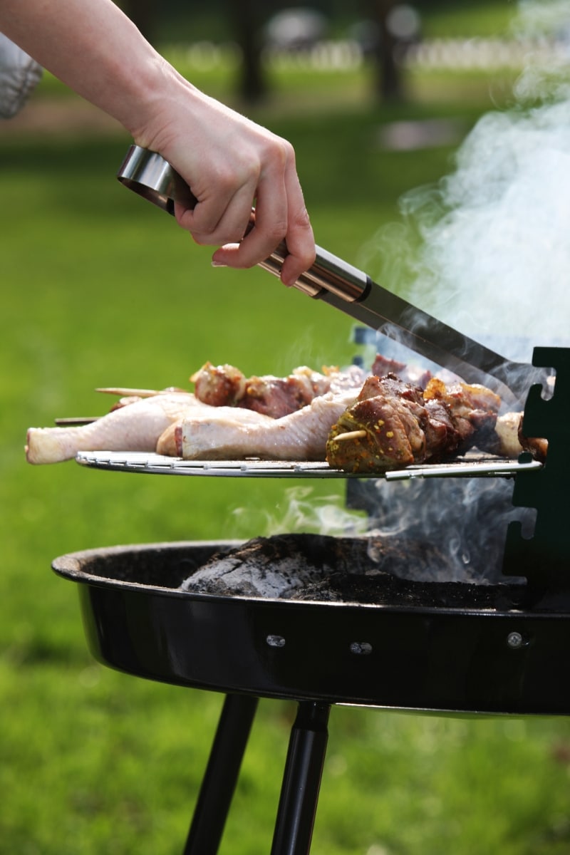 Grillades sur un barbecue au jardin