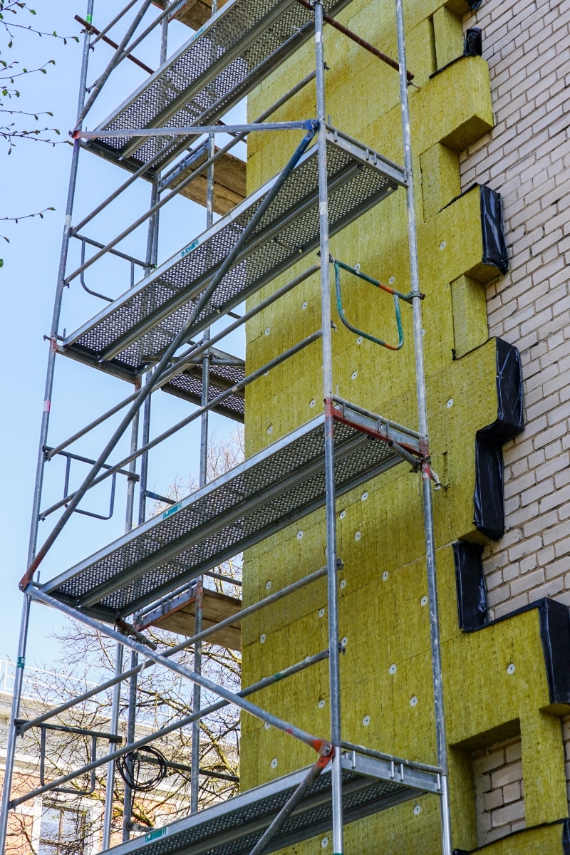 Isolation d'une façade avec de la laine de roche