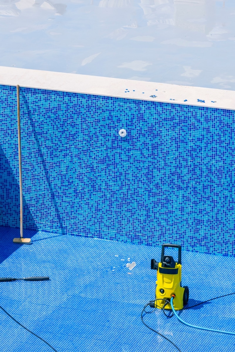 Nettoyer la piscine après l'hiver