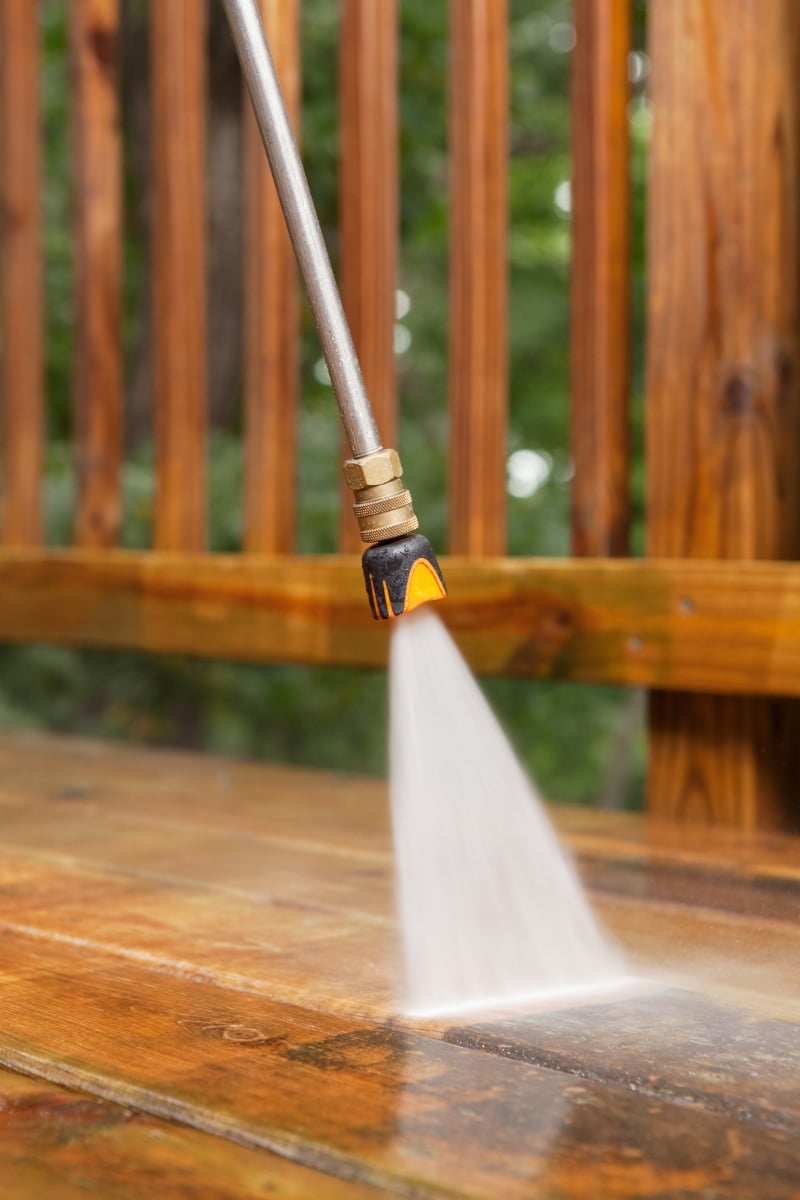 Nettoyer sa terrasse en bois