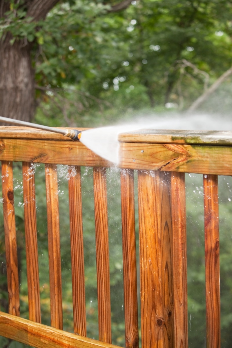 Nettoyer une terrasse en bois