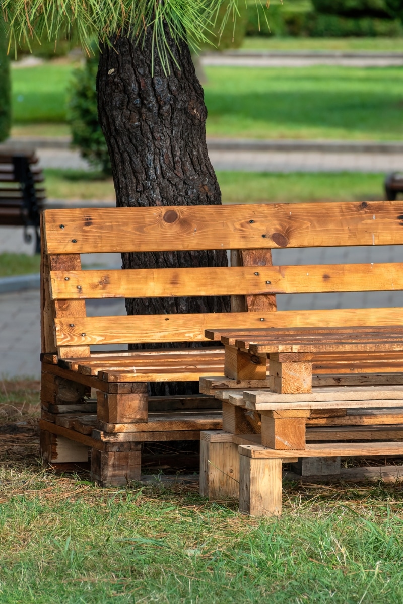 Un banc de jardin en palettes