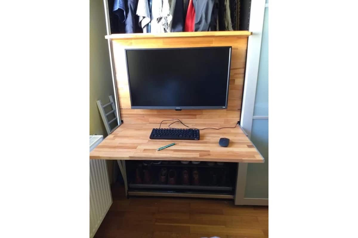 Un bureau à domicile dépliable avec l'armoire PAX
