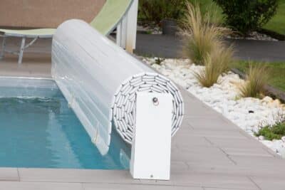 Installation de volets immergés pour votre piscine comment faire le bon choix