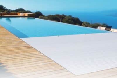 La couverture de piscine, l'astuce pour faire des économies !