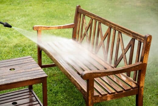 À épingler : Éliminez mousses, moisissures et algues de votre mobilier de jardin avec ce produit miracle de votre placard !