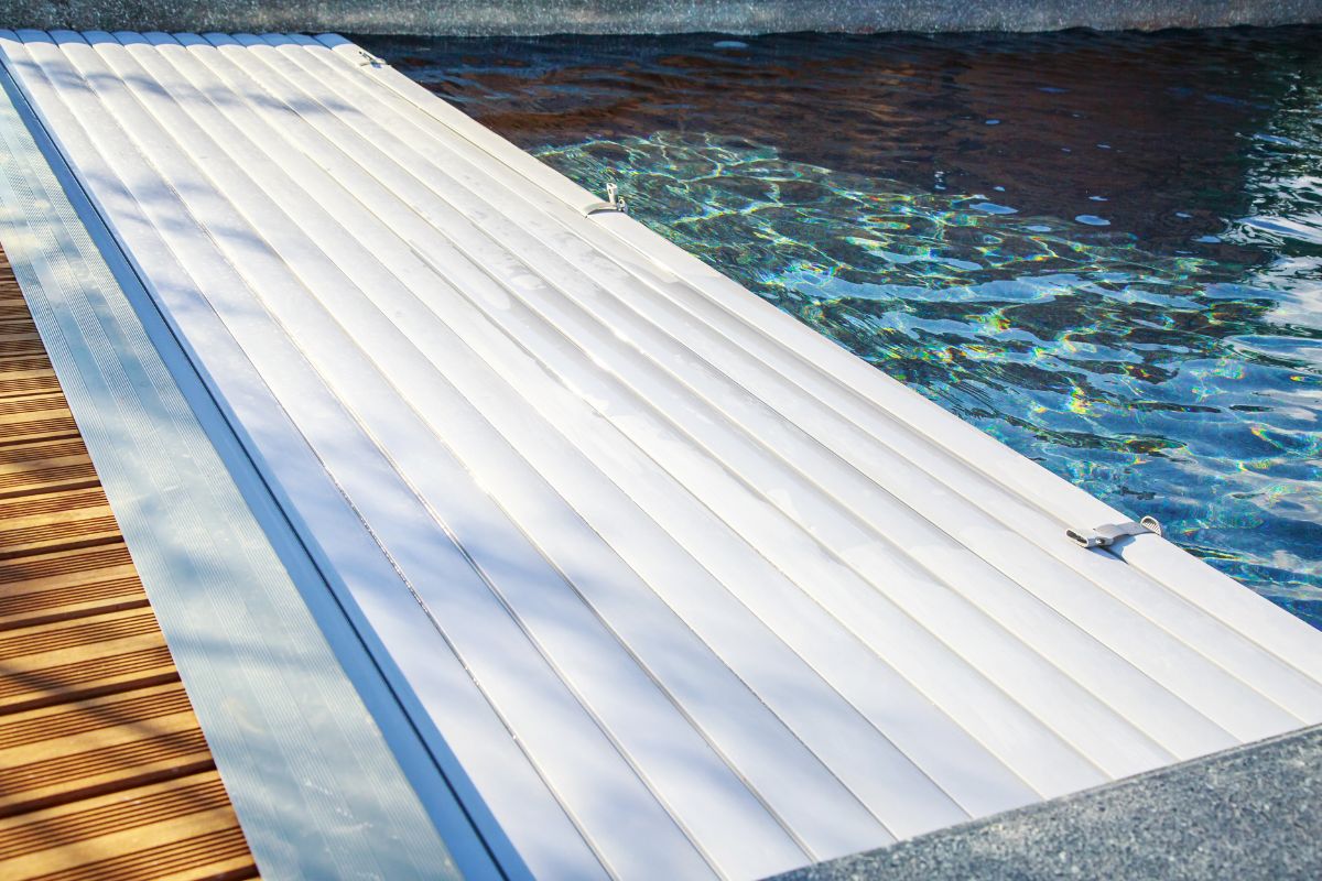 Nos conseils pour dissimuler un volet de piscine