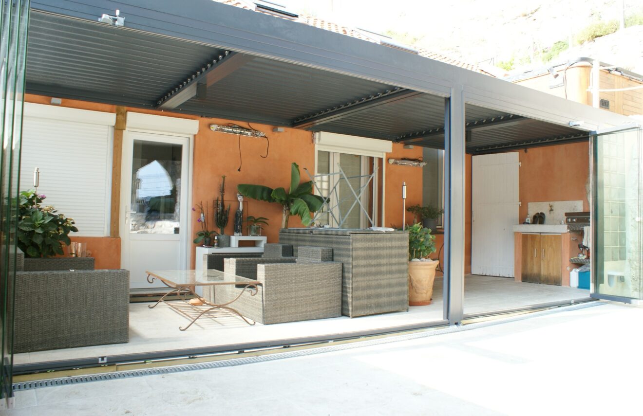 Comment fermer sa terrasse couverte pour en profiter l’hiver ? Les différentes astuces ! Ctendance