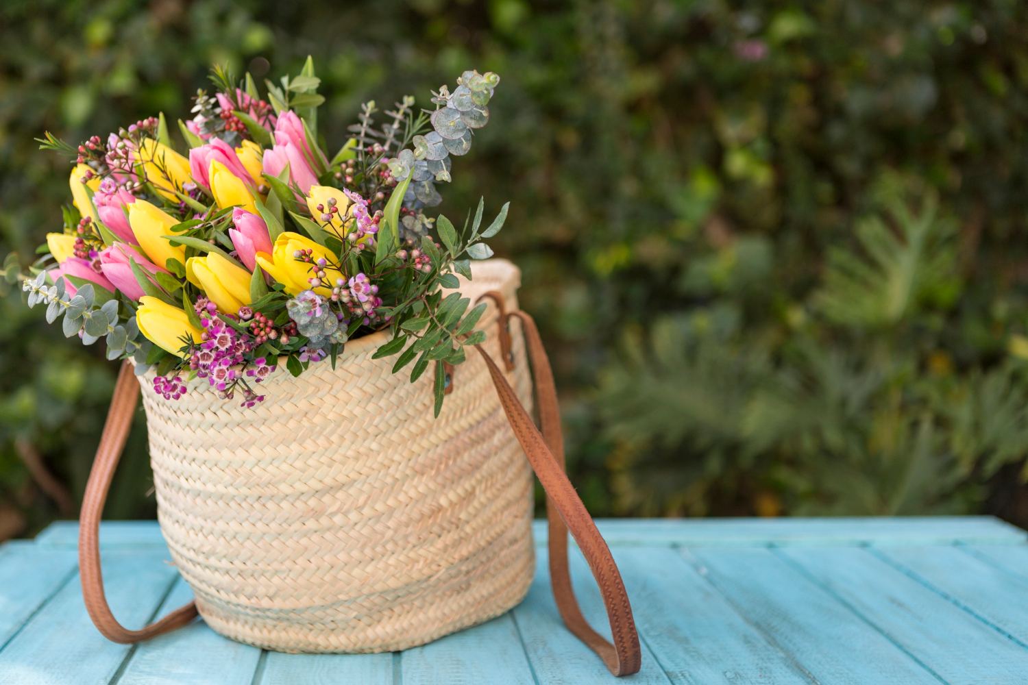 Décoration et fleurs de Pâques sur
