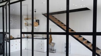 Cette verrière d’intérieur en kit