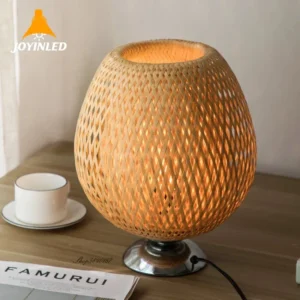 Lampe de table artisanale en bambou tressé avec base en bois naturel