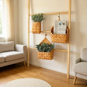 Un panier suspendu mural tressé, pot de fleurs décoratif et de rangement pour la maison, en bois