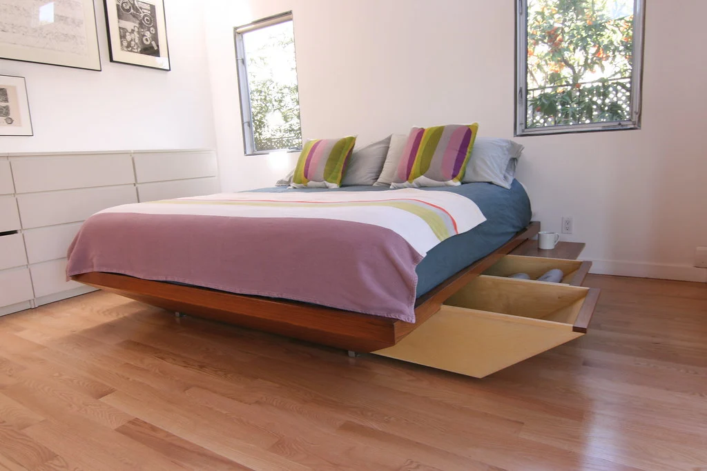 Lit plateforme en bois avec tiroir de rangement coulissant sous le sommier