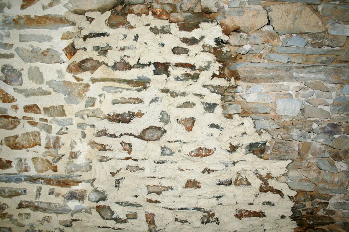 Mur en moellons de pierre avec des joints larges à la chaux, en finition pierre vue