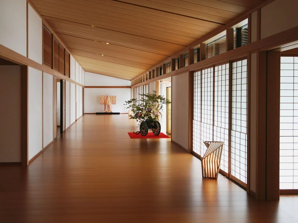 Panneaux coulissants de style japonais en bois clair et papier translucide