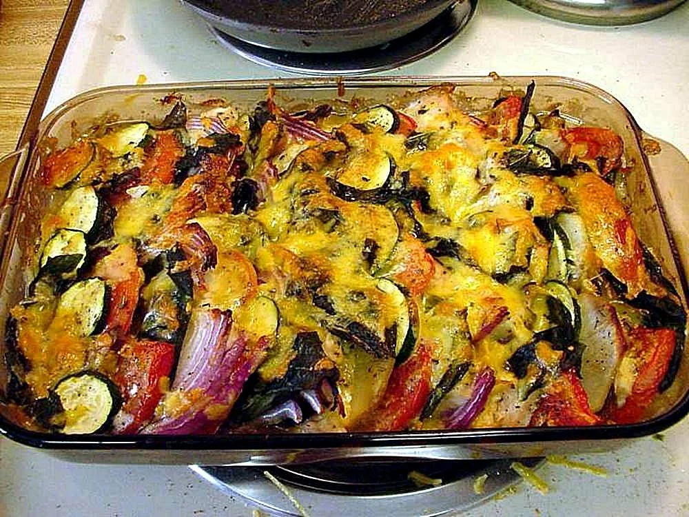 Gratin de légumes dans un plat en verre allant au four