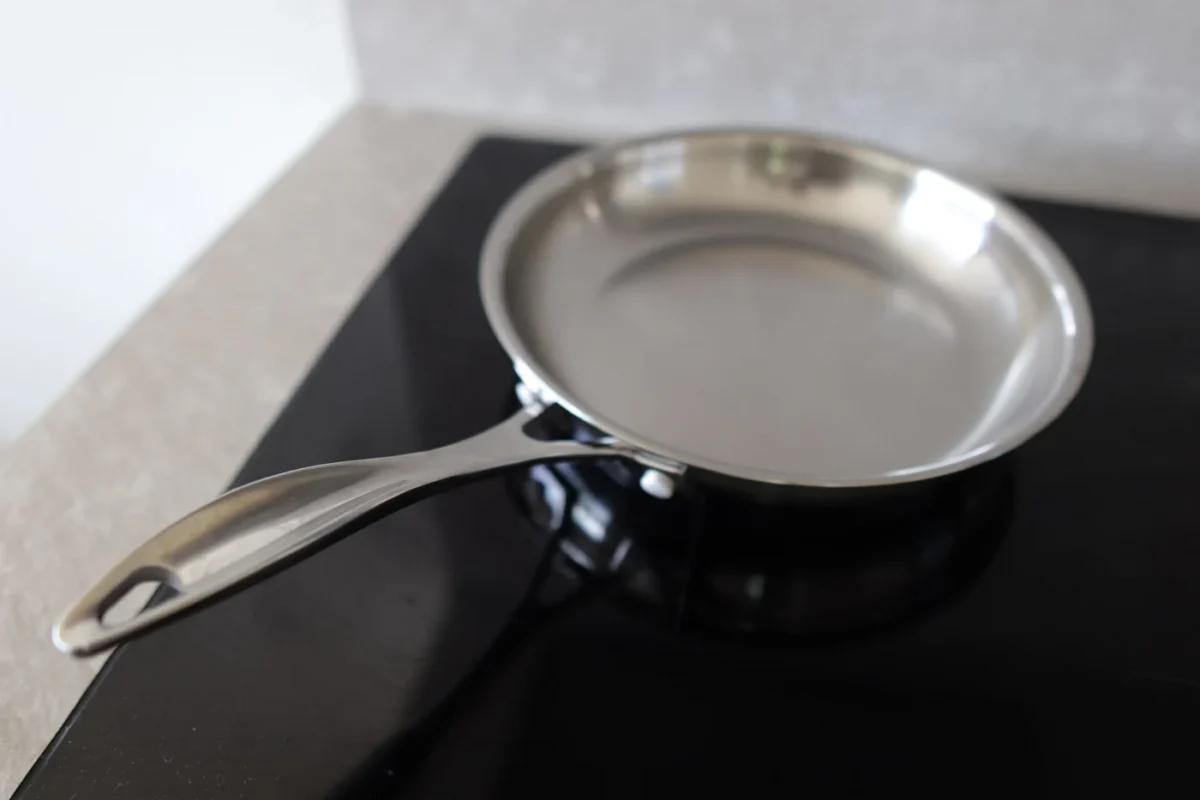 Poêle en inox posée sur une plaque à induction